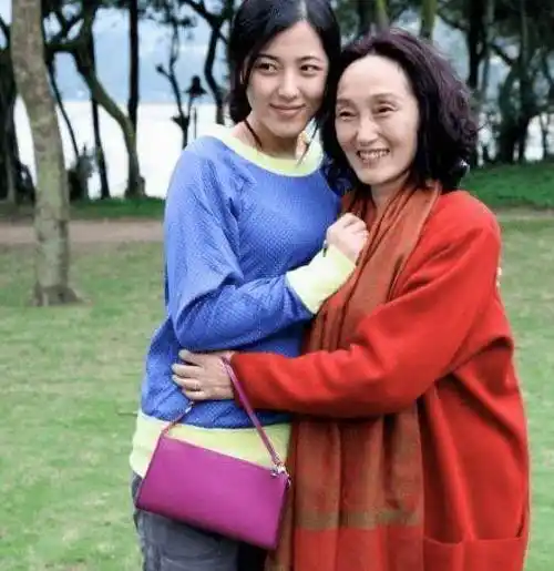 出道21年,45岁的曾黎还没大红大紫,无欲无求的背后是一事无成_李易祥