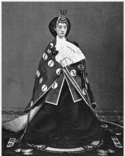 英照皇太后,原名九条夙子,孝明天皇女御,明治天皇嫡母