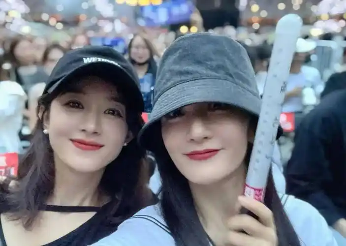 张杰演唱会晒与赵丽颖合照,黑色t恤搭低腰裤小露蛮腰,和谢娜闺蜜情感