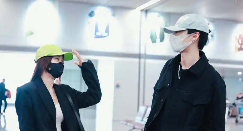 小20岁王鹤棣接机秦岚!