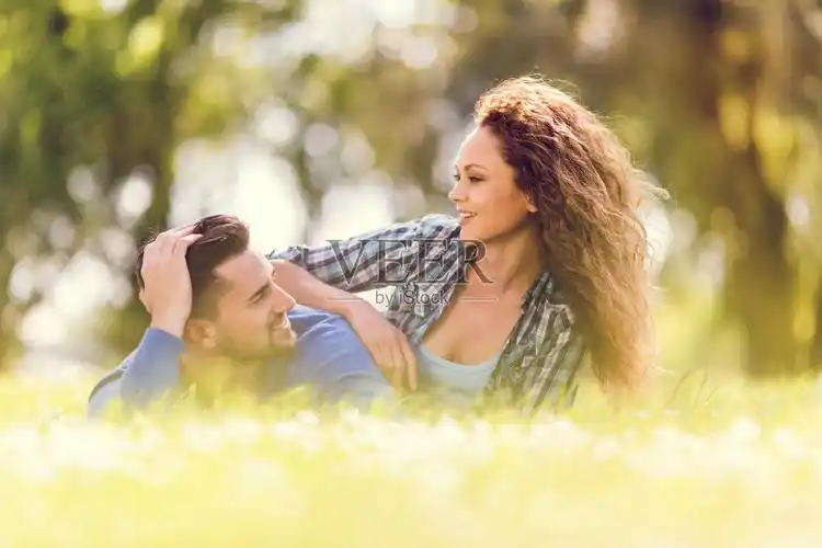 情侣们在大自然中放松互相交谈照片摄影图片