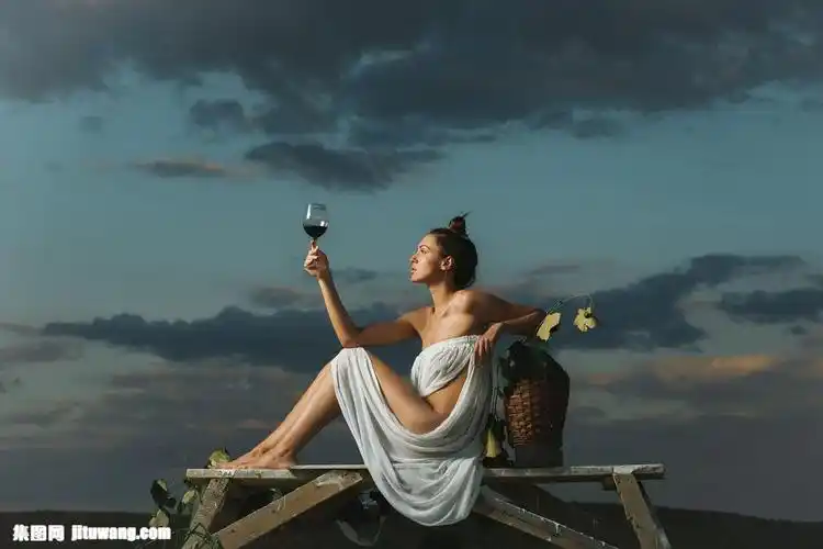 端着红酒的性感美女图片