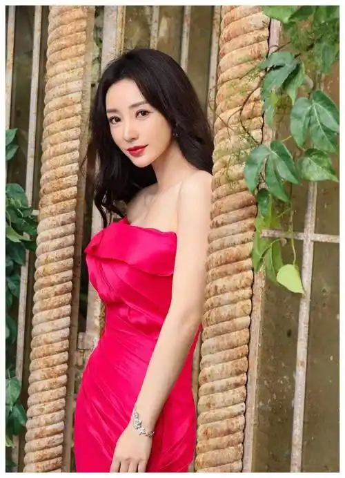 个子不高,身材却好,我只服这5位女星,中年不发福,腰臀比绝了