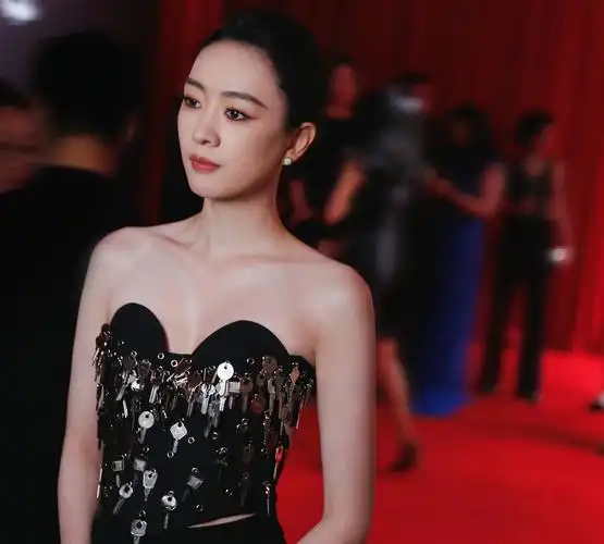 这一夜,女明星清凉养眼!瘦而不柴,不遮不掩,熟女风美得很生动