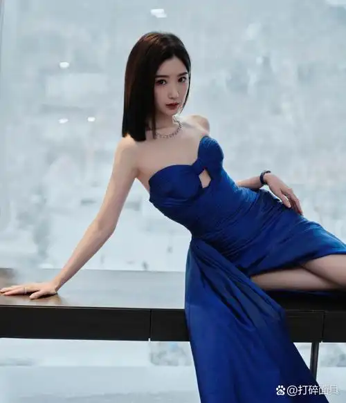 毛晓彤身着克莱恩蓝抹胸礼服裙,优雅气质令人瞩目,宛如人间仙子