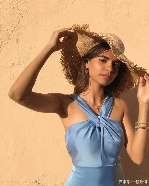 小麦色皮肤穿不出女神范吗