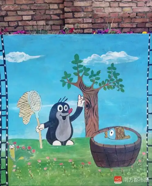 他们用环保涂料在青藏高原上绘就了一堵堵充满创意的绘本墙