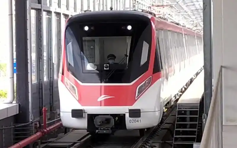 2021年12月31日,佛山地铁2号线列车林岳西站下行进站_哔哩哔哩_bili