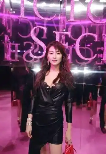 这是张雨绮身穿特工皮衣还以为是超模本人呢