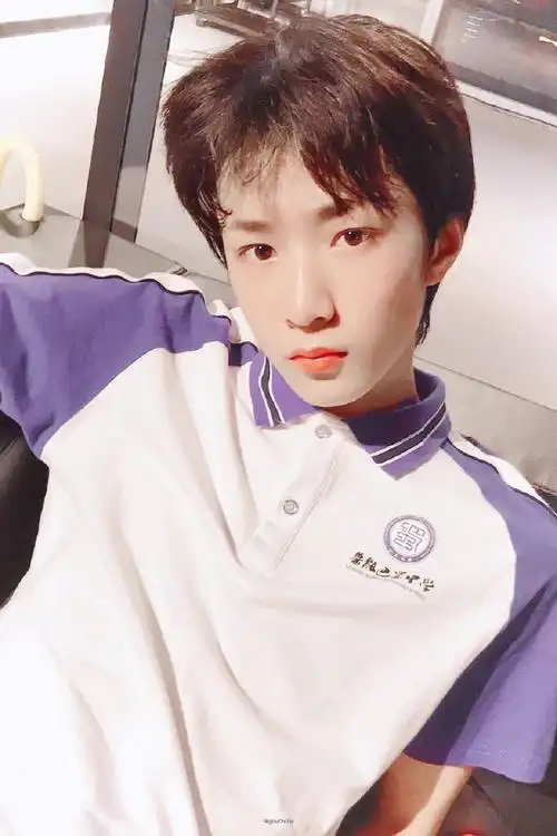 翻相册看到穿校服的宝宝,帅的我050505#刘耀文 十八迎焰势执梦