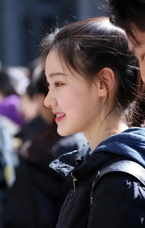 北电艺考现场这位女生笑起来很甜忍不住多看了几眼