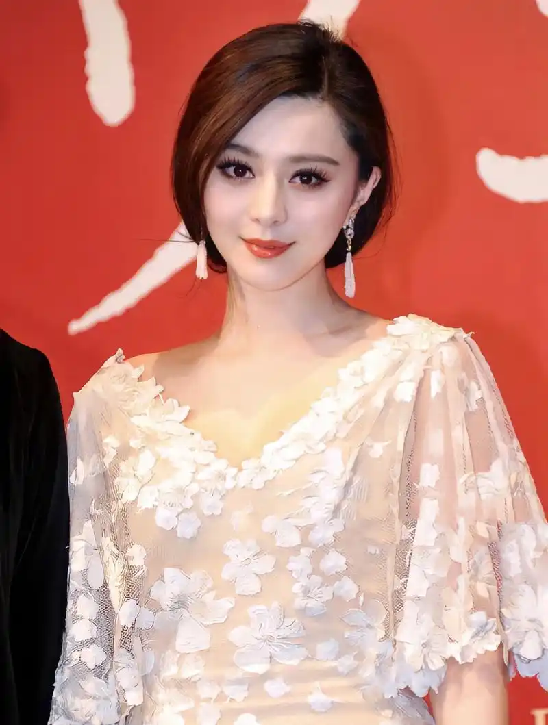 范冰冰太适合穿仙女裙了,腰身盈盈一握,蕾丝刺绣甜美温婉