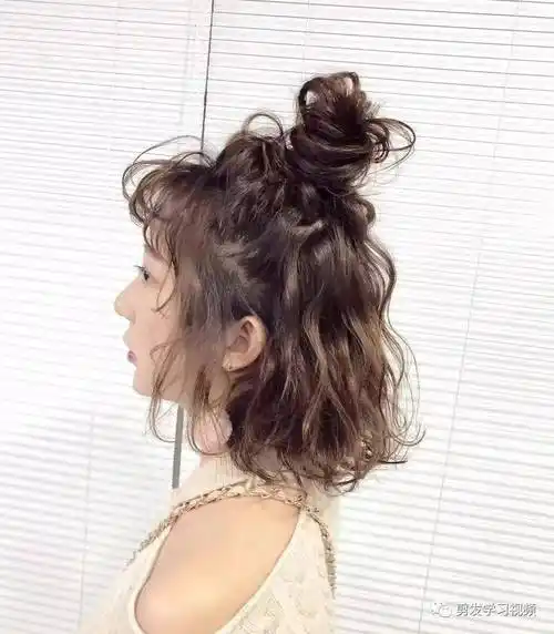 现在"丸子烫"最减龄丸子烫不光光长发能扎起来好看,就连短发也屎苘