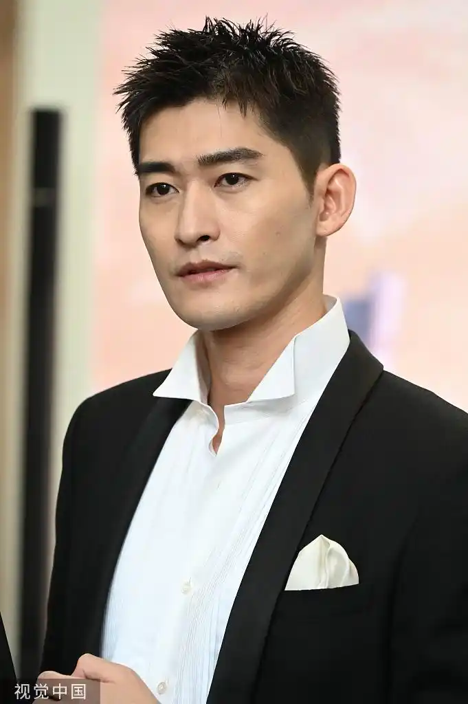 组图:张瀚再现"霸总式微笑"帅气撩人 举香槟西装革履儒雅绅士