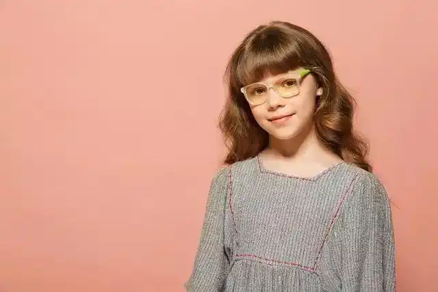 视力有问题的人群,比如近视眼,远视眼,还有老花,都能定制有度数的防