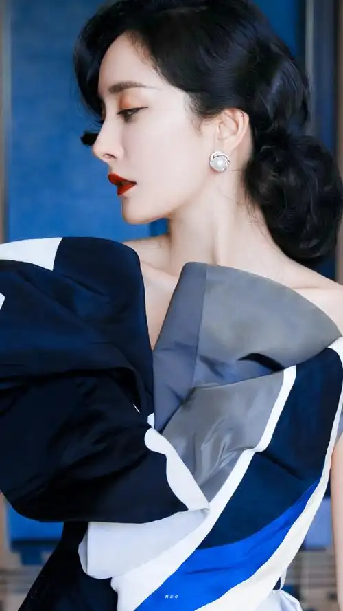 杨幂超话#时尚芭莎慈善晚宴#谁看了不感叹杨幂又贵又美