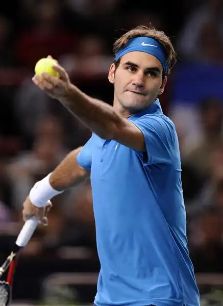 图文:巴黎赛费德勒首度登顶 费德勒正在发球