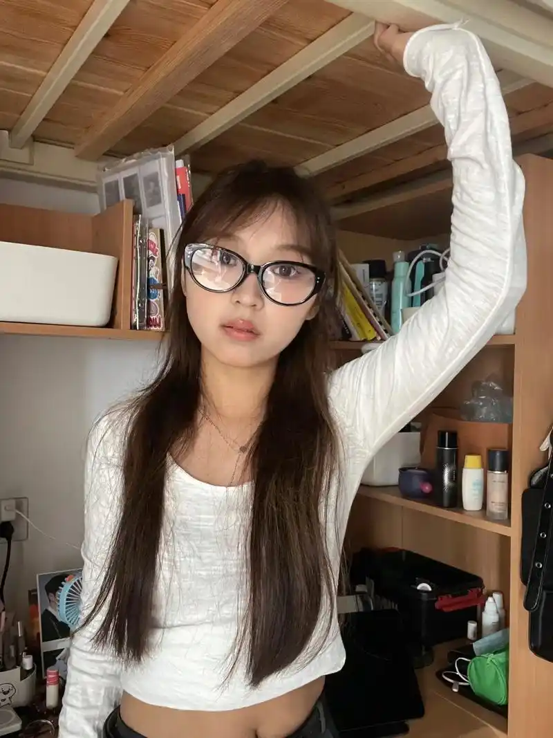 这个眼镜帅呆了#清纯学生感被它拿捏住了 #韩式眼镜 #宿舍拍 - 抖音