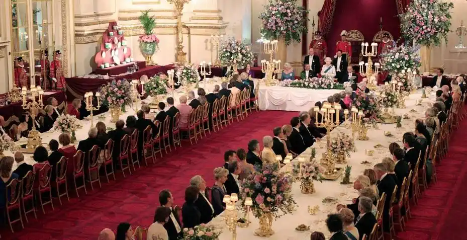 以美国国宴为例,美国人也没把自己的美食外交束缚在高档西餐上.