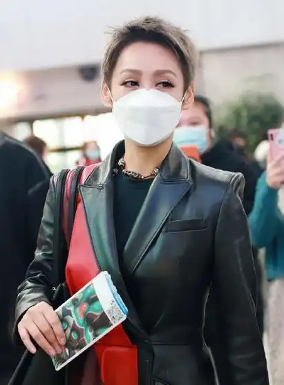 不过最值得让人注意的是她脖子上戴的那串天珠