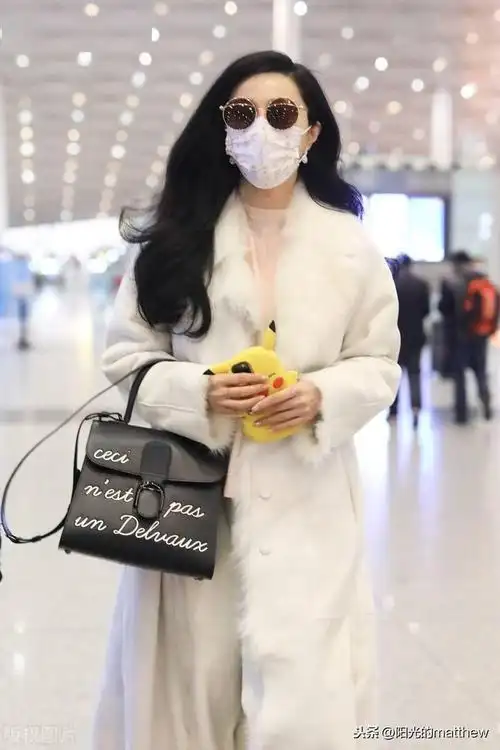 街拍:范冰冰白色皮毛一体大衣 厚底绑带靴 黑色包袋温柔纯净