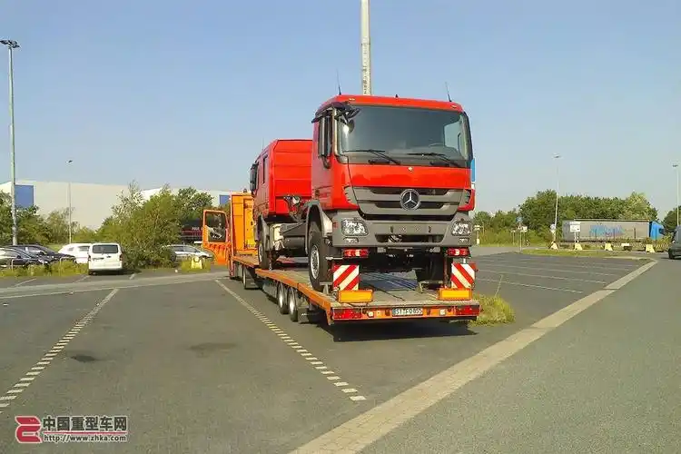 两个驾驶室的奔驰actros送往改装厂途中的双头奔驰消防车底盘