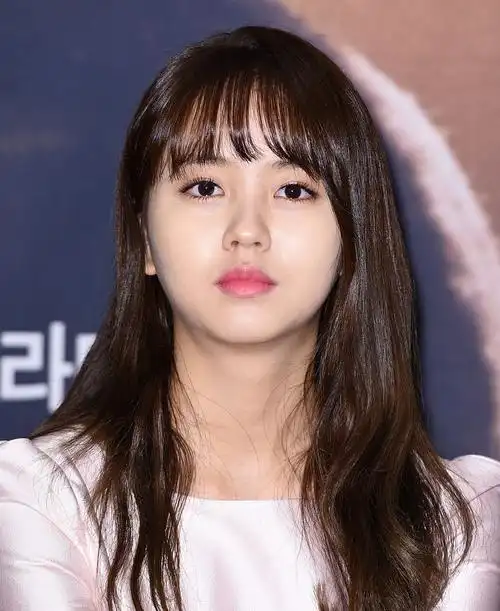 韩国美女金所炫漂亮的娃娃脸有一种邻家小妹的美丽感觉