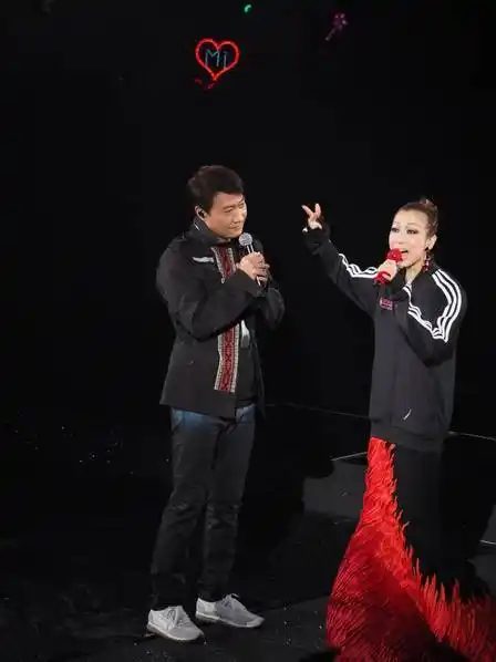 黎明助阵,郑秀文急忙套上运动衣.郑秀文衣服爆开之后忙套上运动衣.