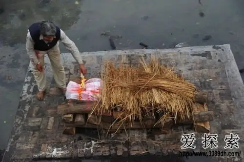 印度恒河岸边水葬现场