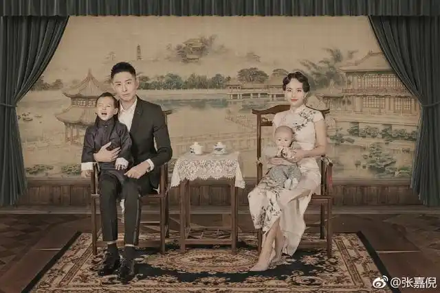 买超母亲抱孙子的表情太严肃引猜疑,难道没办婚礼真是这原因?