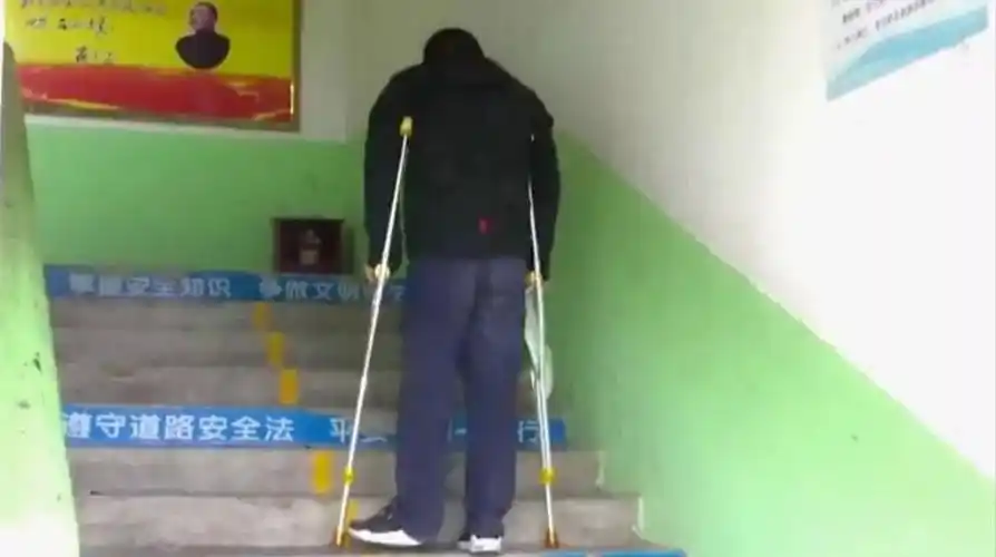 党媒专稿最美教师评选系列报道① | 毛文丑:拄着双拐去上课