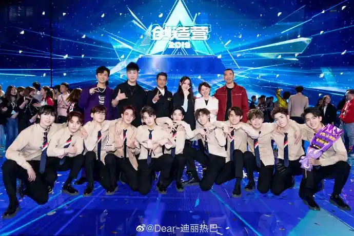 迪丽热巴更博晒《创造营2019》大合照 很开心陪伴学员成长