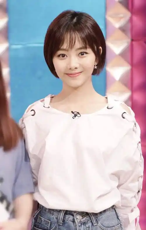 谭松韵剪了短发更美了,穿白色上衣配牛仔短裤录节目,低调却时髦