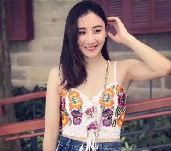 "恋爱脑"何雯娜:15岁退队与初恋私奔,与前男友陈一冰互撕多年