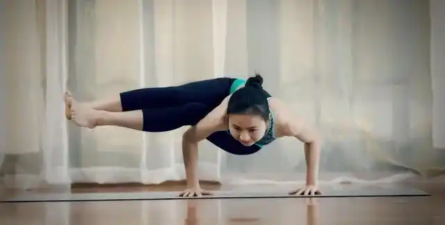 爱健身的女子总是那么美,最美瑜伽教练展示高难度瑜伽动作!