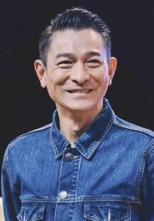 62岁刘德华告诉你发型一丝不苟裤子短一截到老也不油腻