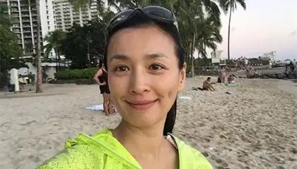 素颜自拍略显老态 张庭更新微博,晒出自己与两个宝宝在国外度假的照片