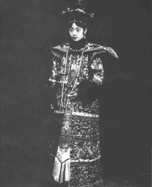 老照片:年轻时的孟小冬风华绝代,图五藤椅上的赵一荻笑靥如花