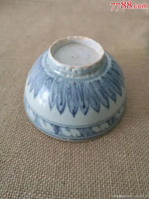 明弘治海螺蕉叶纹青花碗