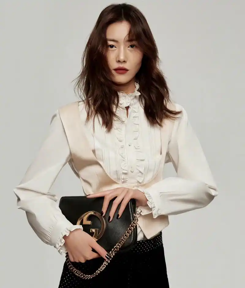 刘雯的穿搭中简约也更有气质.