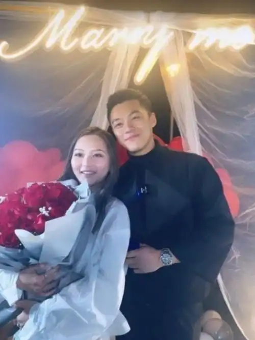 28岁tvb艺人求婚成功张振朗前往道贺曾靠健身变型男改变命运