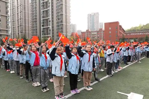 摆党徽图案喜迎"建党100周年" 观山湖区这个学校的升旗仪式挺有看头