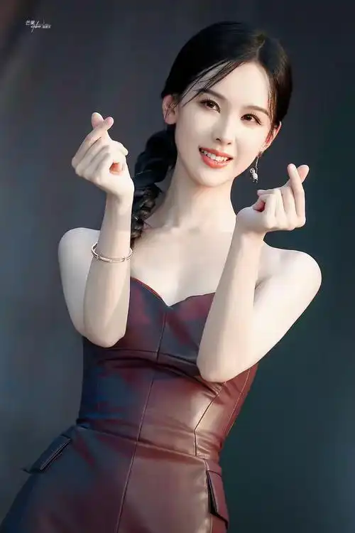 女星陈都灵在芒果台的镜头前,笑容甜美,手指轻巧地摆出爱心形状,氛围