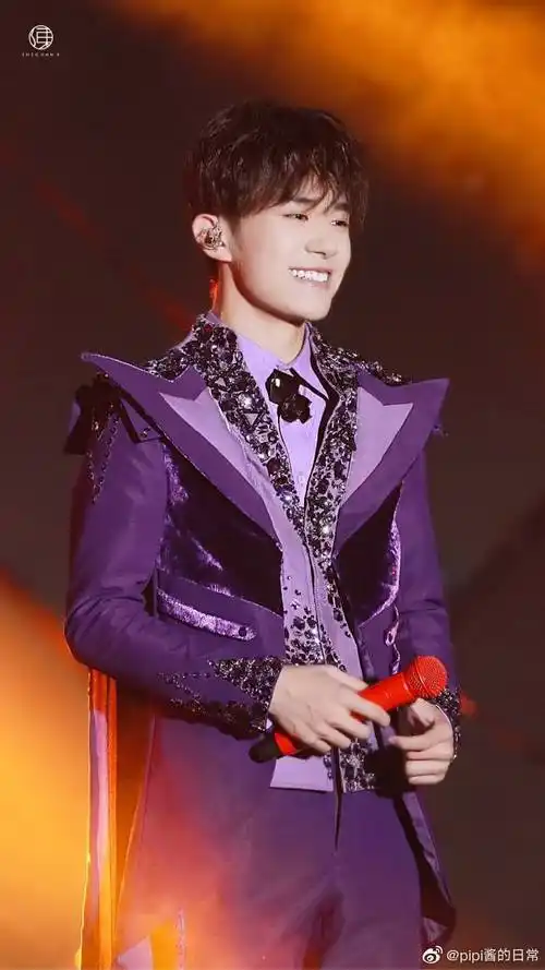 薰衣草紫穿搭大赛##易烊千玺#论紫色系穿搭,最喜欢的就是四字弟弟了