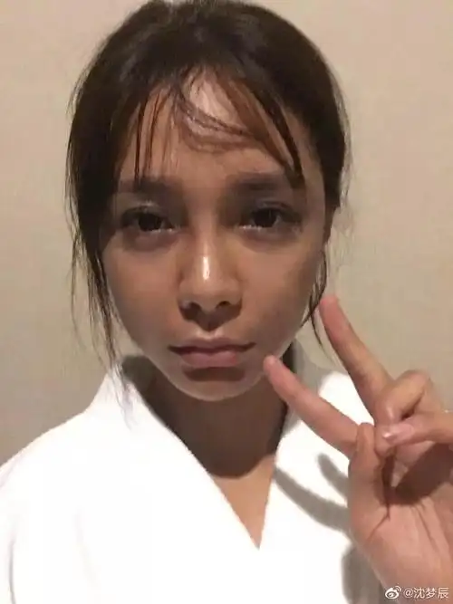 沈梦辰发丑照自黑完全不顾形象这操作看不懂