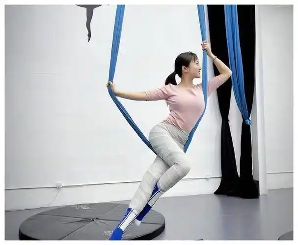 24岁林妙可近照曝光,晒复古写真名媛范儿足,脸上婴儿肥抢镜