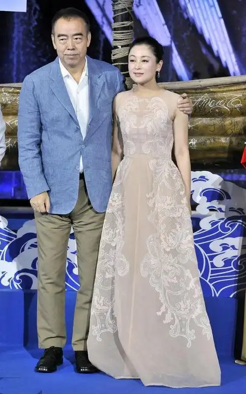 陈红陈凯歌甜蜜亮相穿裸色刺绣连衣裙低调优雅51岁气质太出众