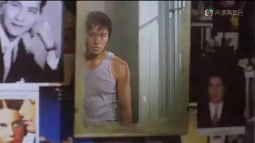 强颜欢笑: 镜子在《喜剧之王》里是个重要的道具,前后三次照镜子的