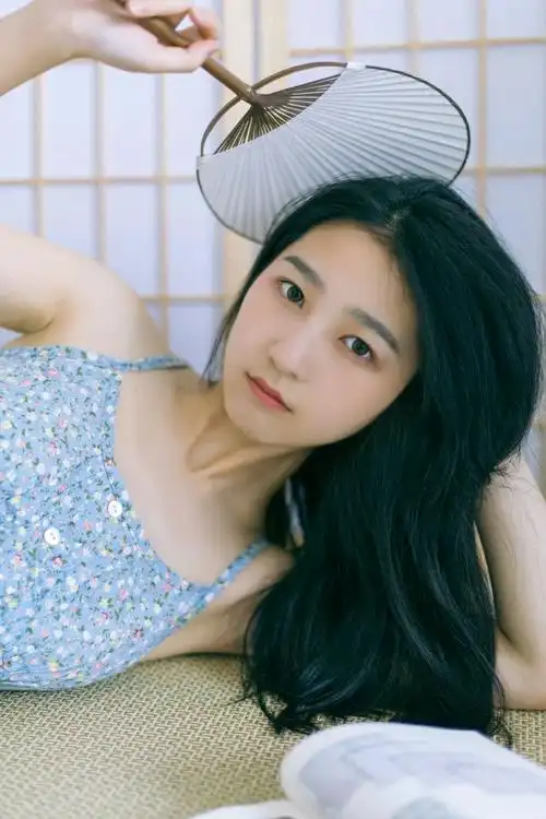 炎热的夏天美女在家里真实写照