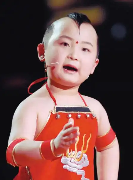 "年画娃娃"邓鸣贺被确诊白血病